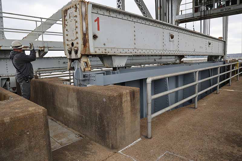 Beam lifts away from spillway gate
