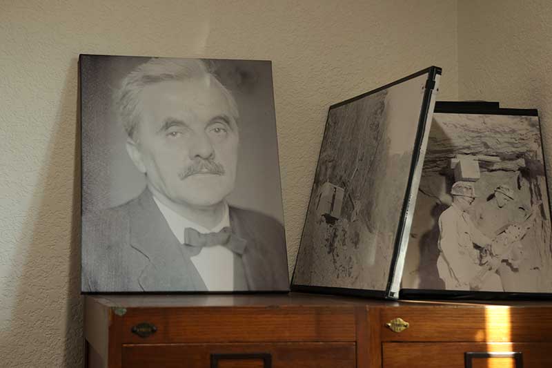Black and white portrait on a shelf