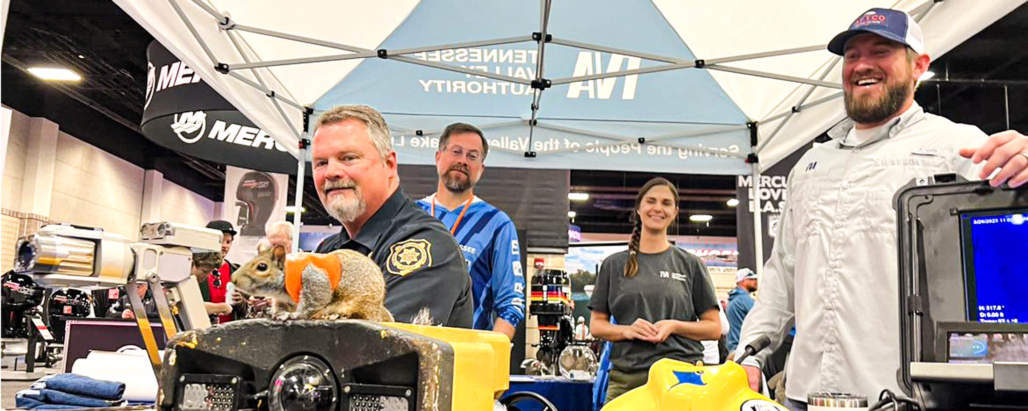 Bassmaster-hero Sinan the Squirrel visits TVA booth