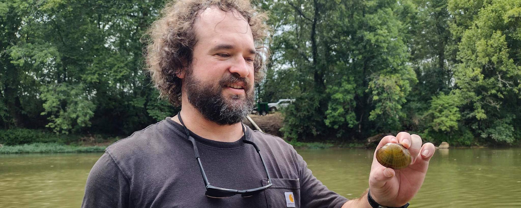 Holding mussel Holding mussel