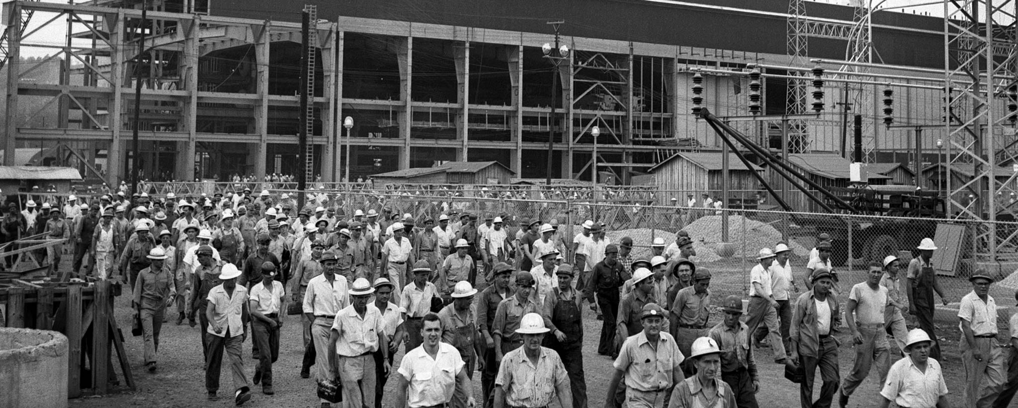 1950s-heroKX-03368 Workers on shift change