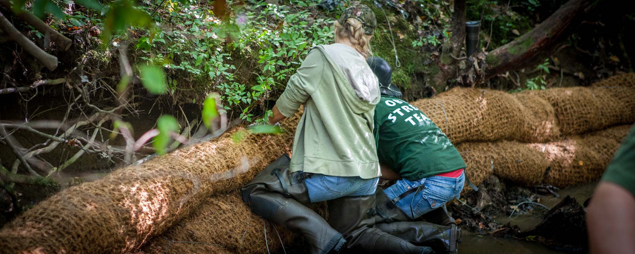 volunteer-hero-_B7J1181 volunteers doing trail maintenance
