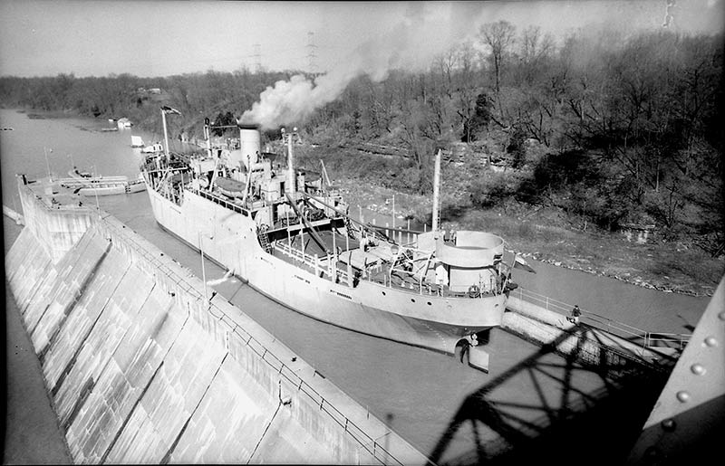 A Navy ship from Ingalls Iron Works passes through the lower section of Wheeler lock in 1944.