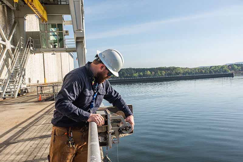 Boyd checks wire weight gauge at Nickajack