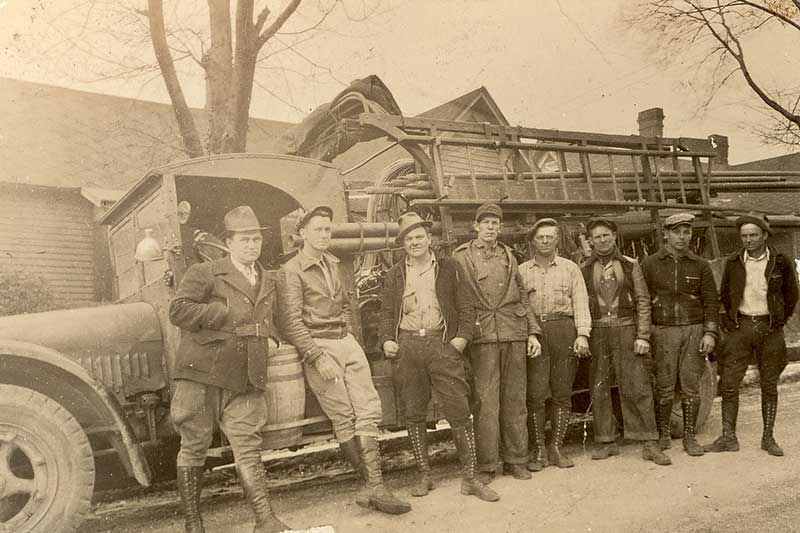 Ranzie Stander (left) with lineman crew in 1935