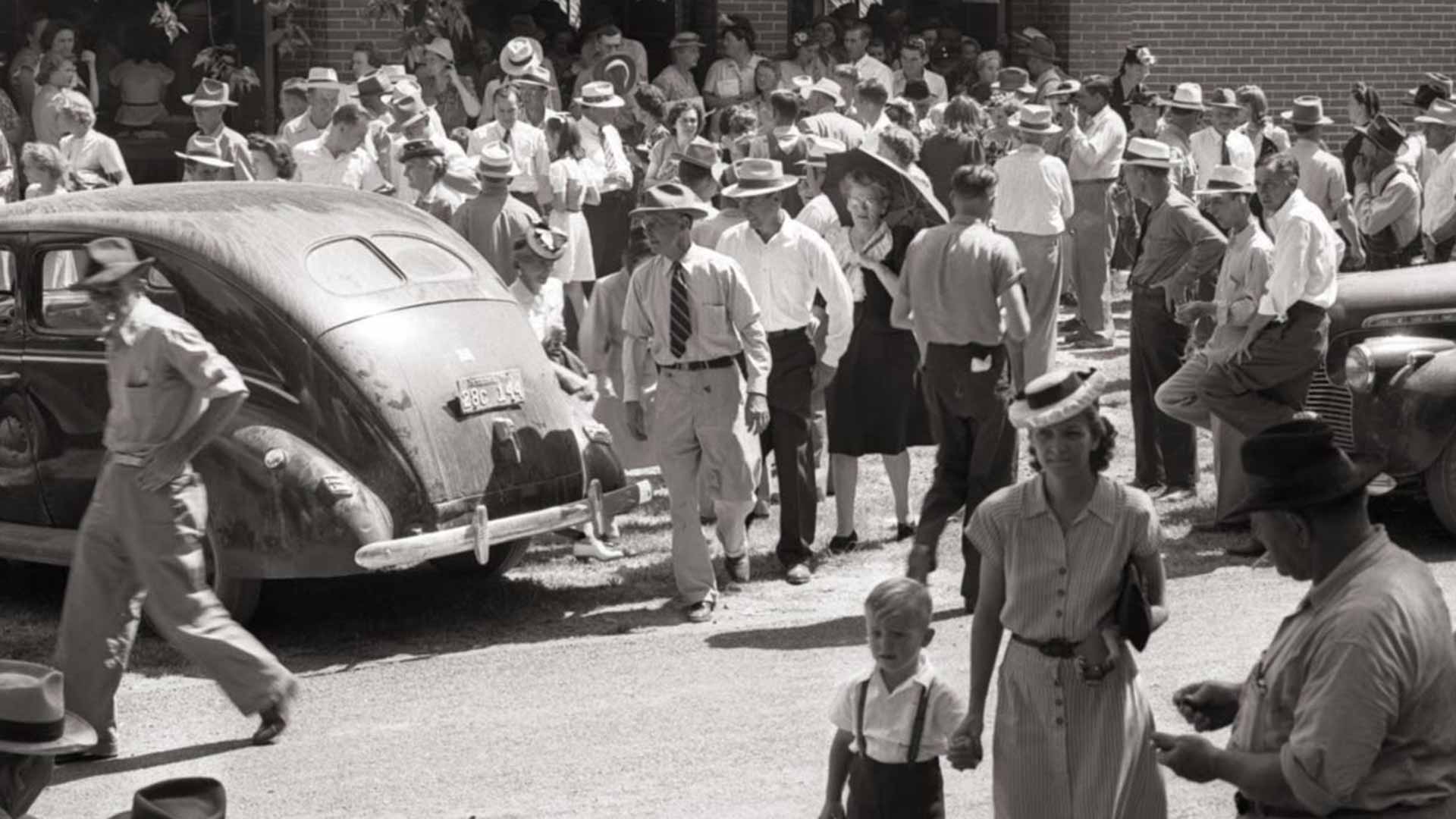 1930s street scene