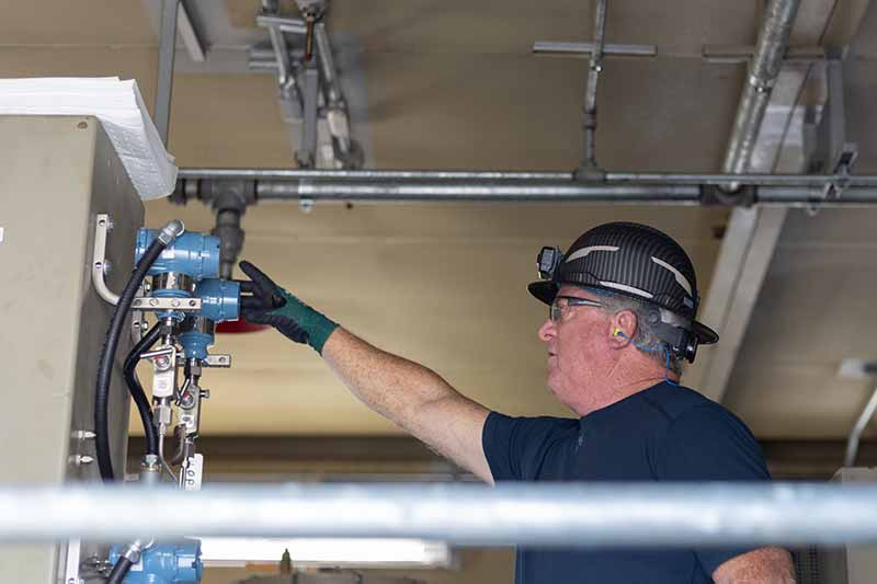 Kemper foreman checks transmitters