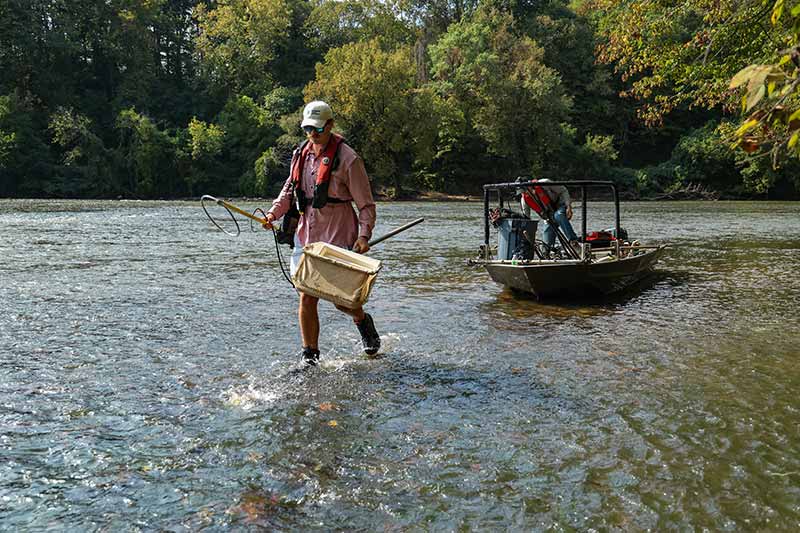 Nick Dew and Lyn Williams conduct boat survey