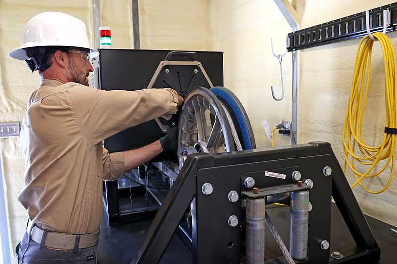 Adjusting the AI-based rope inspection machine.