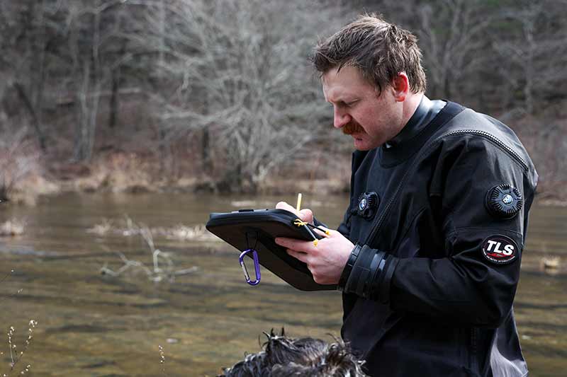Biologist records information about mussels found at Cutoff Reach